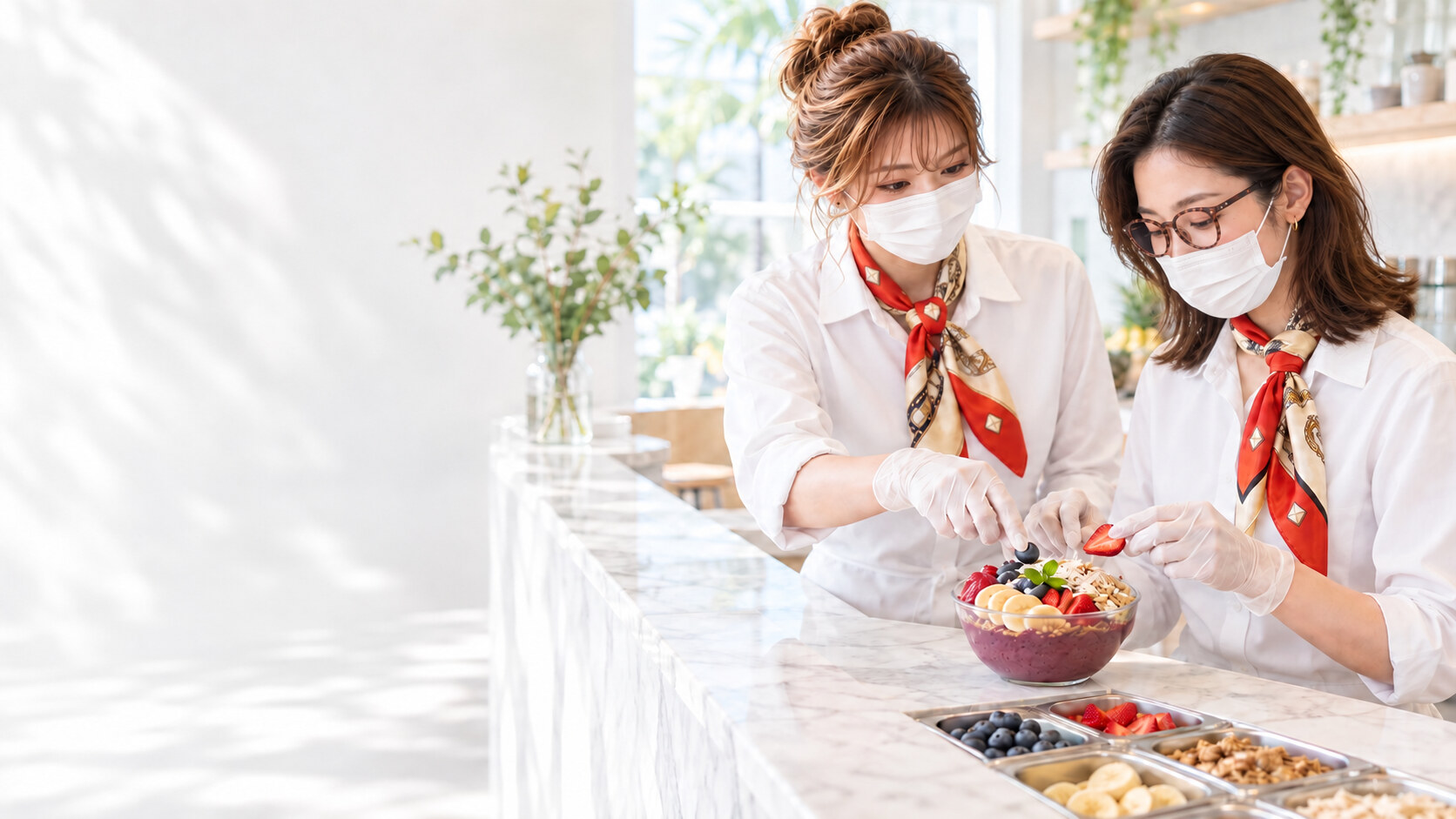 HILLS BOWLの制服を着たスタッフがアサイーボウル作りを研修する様子