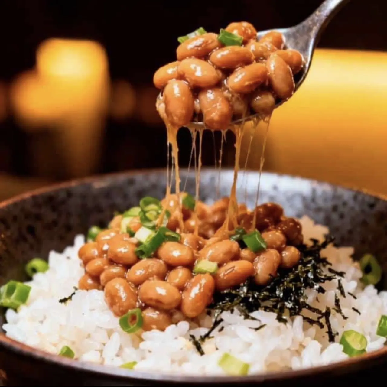 スプーンですくい上げる、糸を引いた納豆ご飯