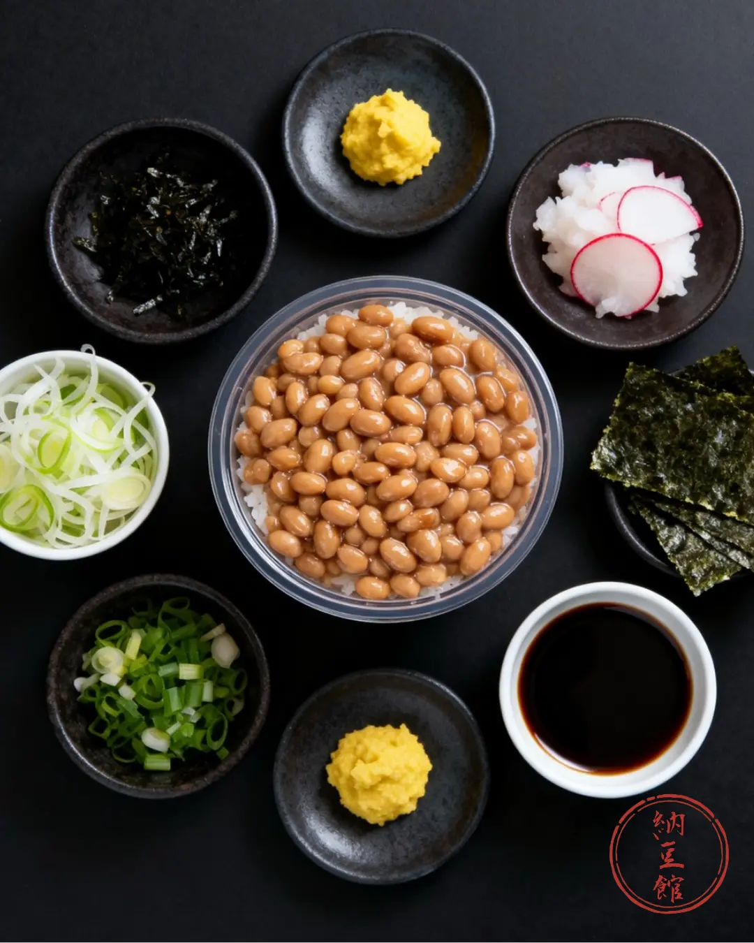 納豆ご飯と豊富なトッピングを俯瞰で並べた商品イメージ